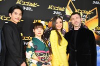 左から志尊淳、土屋太鳳、ヘイリー・スタインフェルド、トラヴィス・ナイト。