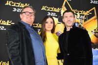 左からロレンツォ・ディ・ボナヴェンチュラ、ヘイリー・スタインフェルド、トラヴィス・ナイト。