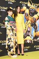 左から土屋太鳳、ヘイリー・スタインフェルド。