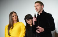 左からヘイリー・スタインフェルド、トラヴィス・ナイト。