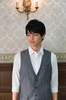 「うちの執事が言うことには」にて、雪倉峻を演じる神尾楓珠。