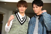 左から片寄涼太、鈴木伸之。
