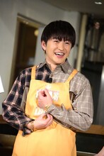 腕まくりする佐野玲於。