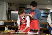 玉ねぎをみじん切りする片寄涼太（左）と、肩もみをする鈴木伸之（右）。