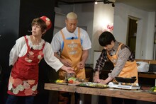 佐野玲於（右）のみじん切りを褒める平野レミ（左）。