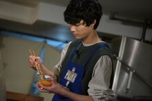 玉子をかき混ぜる清原翔。