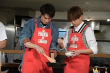 左から鈴木伸之、片寄涼太。