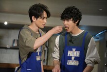 清原翔（右）に味見させる町田啓太（左）。