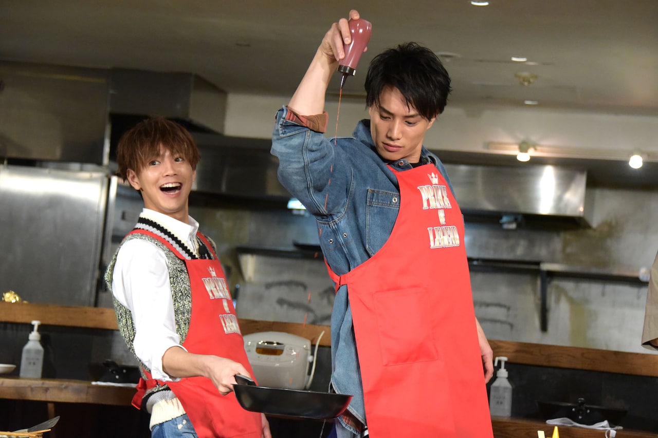 高い打点からケチャップを注ぐ鈴木伸之（右）。