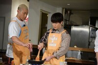 左から関口メンディー、佐野玲於。