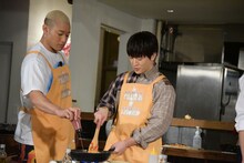 左から関口メンディー、佐野玲於。