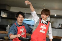 高い打点から油を注ぐ片寄涼太（右）。