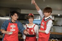 高い打点から油を注ぐ片寄涼太（右）。