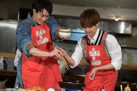 左から鈴木伸之、片寄涼太。