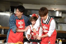 平野レミ（中央）がほかのチームにアドバイスしないよう、肩をつかむ鈴木伸之（左）。