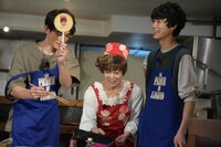 平野レミ（中央）にフライパンを奪われた青チーム。