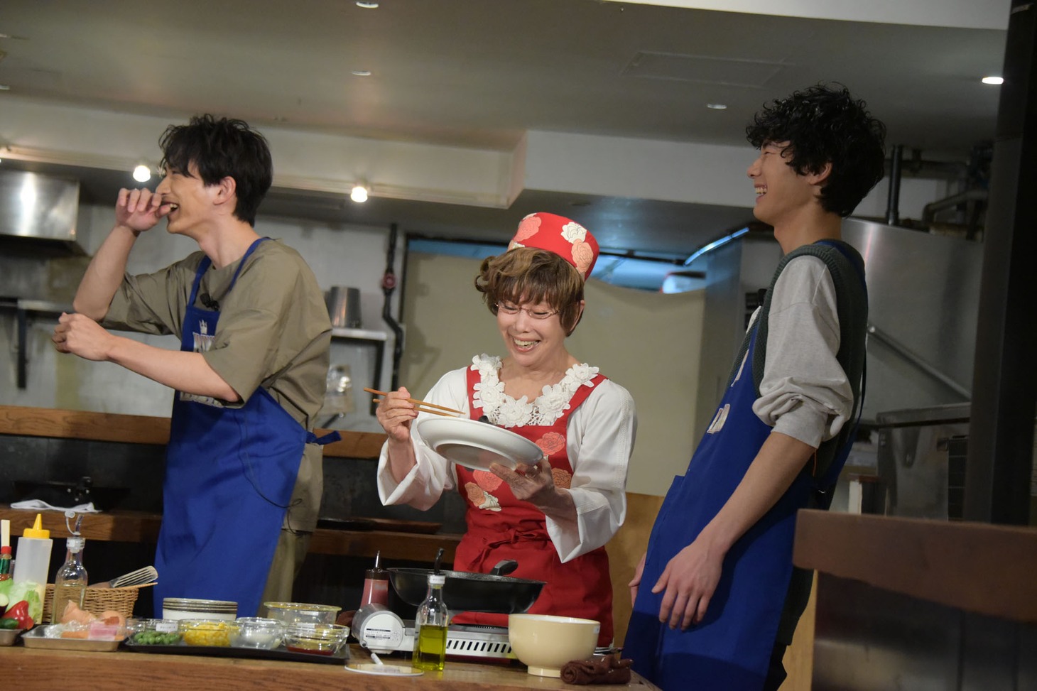 平野レミ（中央）に「失敗した！」と言われる青チーム。