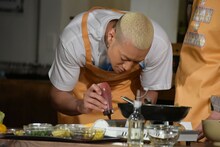 オムライスにケチャップで“萌え”と書く関口メンディー。