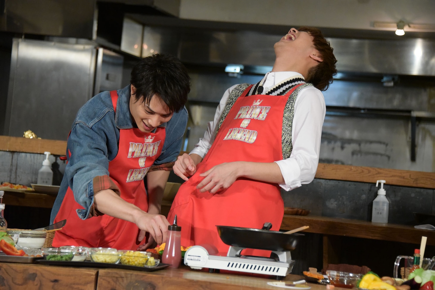 左から鈴木伸之、片寄涼太。