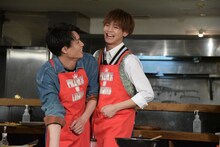 左から鈴木伸之、片寄涼太。