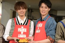 左から片寄涼太、鈴木伸之。