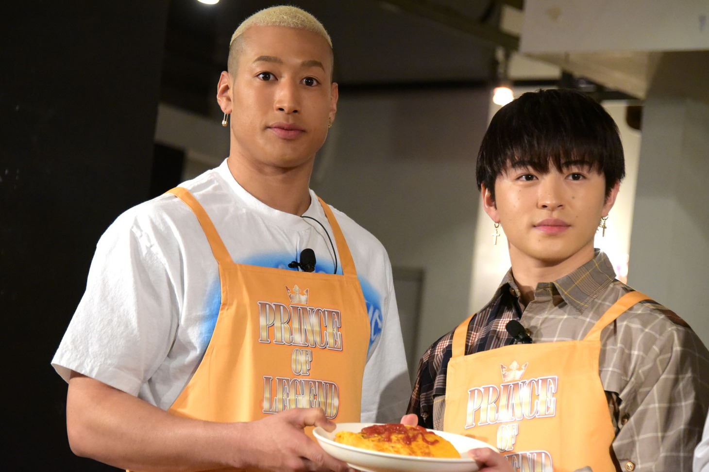 左から関口メンディー、佐野玲於。