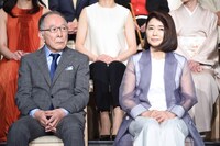 左から橋爪功、風吹ジュン。