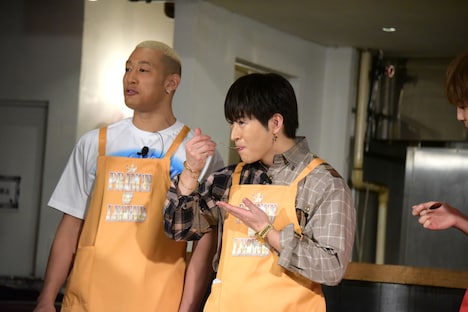 味見する佐野玲於（右）。