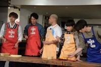 味見するキャストたち。