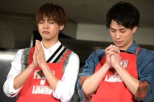 結果発表を待つ片寄涼太（左）と鈴木伸之（右）。