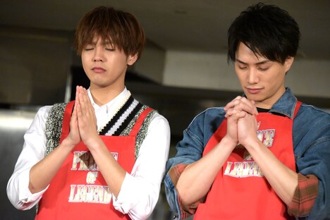 結果発表を待つ片寄涼太（左）と鈴木伸之（右）。