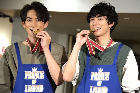 メダルをかじる町田啓太（左）と清原翔（右）。