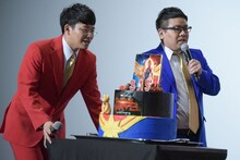 ケーキを持って登壇したミキの亜生（左）と昴生（右）。