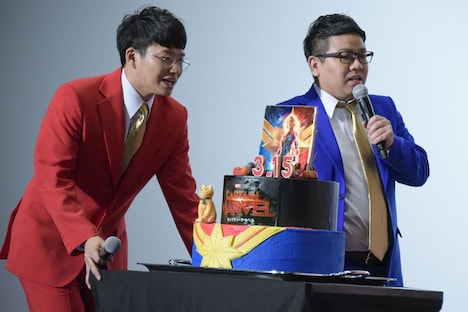 ケーキを持って登壇したミキの亜生（左）と昴生（右）。