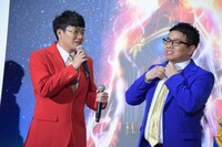 竹中直人に「ネクタイの締め方に緊張がない」と言われた昴生（右）。