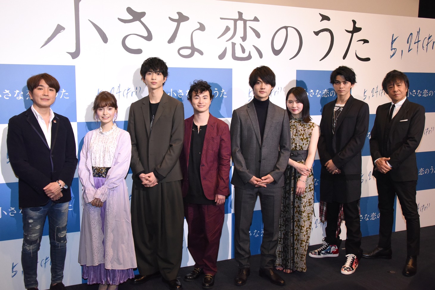映画「小さな恋のうた」会見に出席したキャスト陣と橋本光二郎監督（左）。