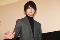 退場時に手を振る佐野勇斗（M!LK）。