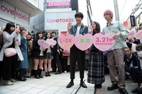 竹下通りに登場した杉野遥亮（左）、上白石萌音（中央）、横浜流星（右）。