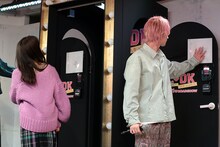 もし壁BOXに興味津々の上白石萌音（左）と横浜流星（右）。