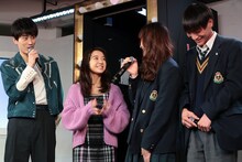 高校生カップルとトークする杉野遥亮（左端）と上白石萌音（中央左）。