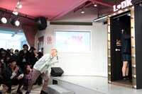 高校生カップルの相性診断を見守るキャスト（左）。