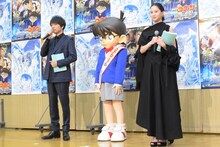 左から山崎育三郎、コナン、河北麻友子。