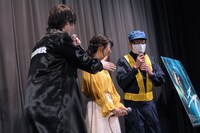 ダンカンの格好にツッコミを入れる桜田通（左）。