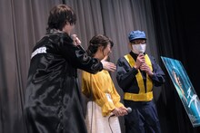 ダンカンの格好にツッコミを入れる桜田通（左）。