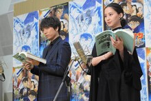 アフレコに挑戦する山崎育三郎（左）と河北麻友子（右）。