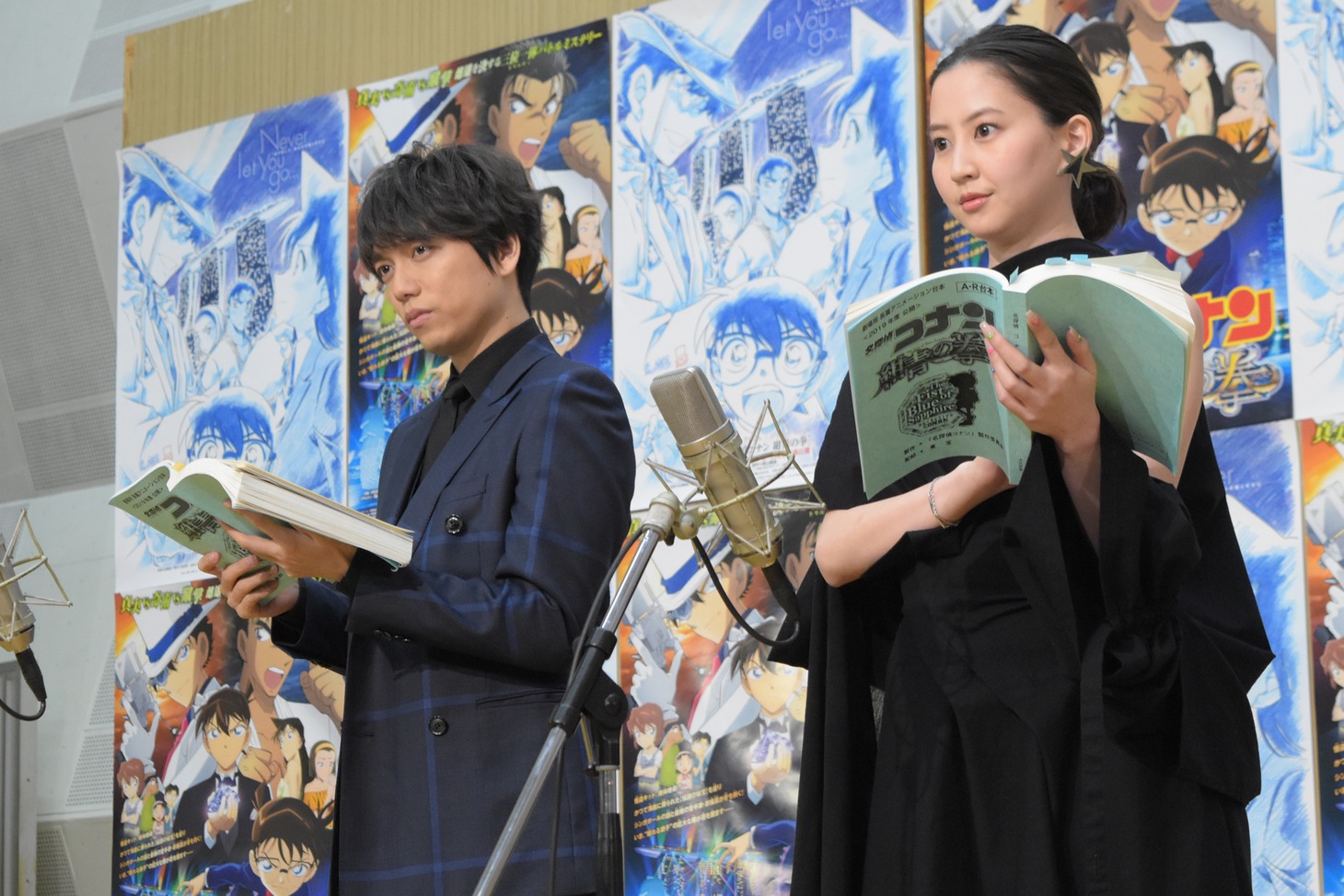 アフレコに挑戦する山崎育三郎（左）と河北麻友子（右）。