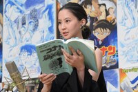アフレコに挑戦する河北麻友子。