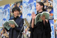 左から山崎育三郎、河北麻友子。