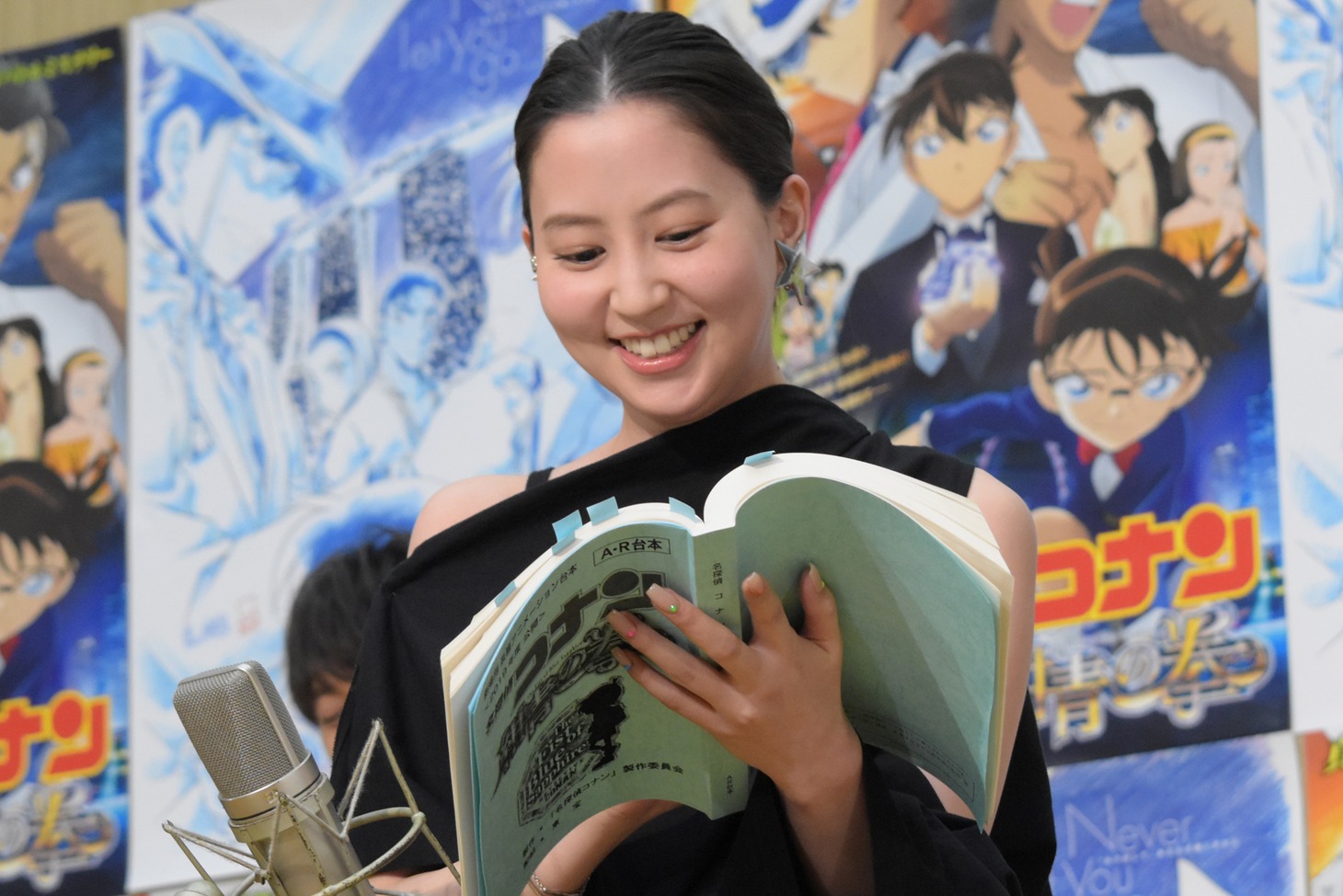 アフレコに挑戦する河北麻友子。