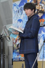 アフレコに挑戦する山崎育三郎。